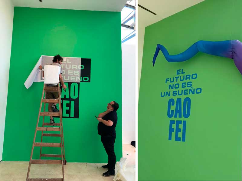 Aplicación de stencil para textos en pared, exposición de Cao Fei en el Malba, trabajo de Rotularte. Aplicación de stencil para textos en pared, exposición de Cao Fei en el Malba, trabajo de Rotularte.