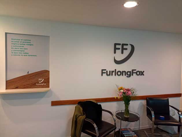 Cartel corpóreo en la entrada principal de Furlong Fox, diseñado e instalado por Rotularte.