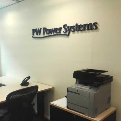 Cartel corporeo en pared oficina - PW Power Systems