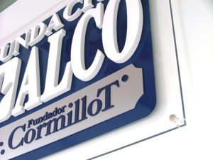 Cartel corpóreo de 2 niveles