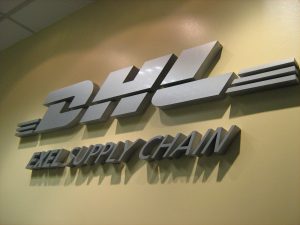 DHL - Cartel corpóreo en Polyfan