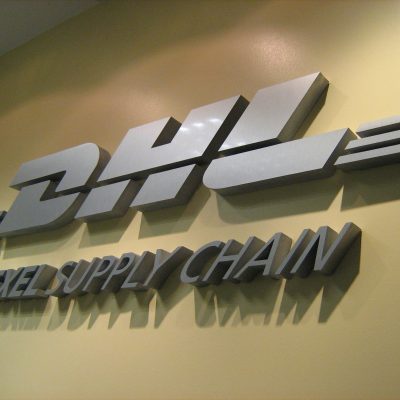 DHL - Cartel corpóreo en Polyfan