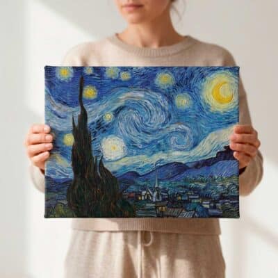 cuadro canvas sostenido por persona para mostrar tamaño real y proporciones