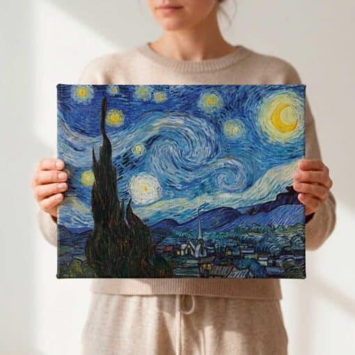 cuadro canvas sostenido por persona para mostrar tamaño real y proporciones