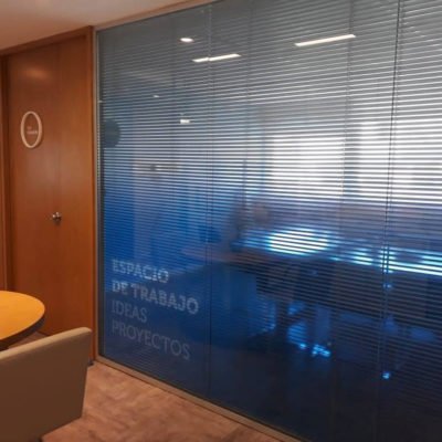 Impresión en Vinilo transparente sobre sala de reuniones