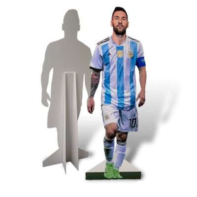 Messi aparece de cuerpo completo y en actitud de juego, con su uniforme del equipo Argentino. El troquelado está sostenido por un pie autoportante en la parte posterior, lo que lo hace fácil de colocar en cualquier superficie plana.