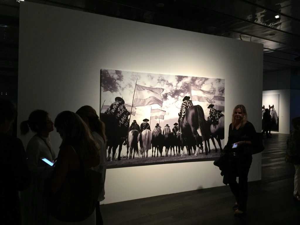 Gauchos con banderas argentinas - Aldo Sessa