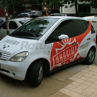 Gráfica vehicular ploteada en vinilo de corte