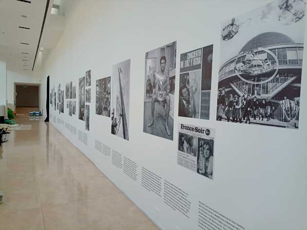 Línea de tiempo que muestra la vida y obra de Gyula Kosice en el Malba