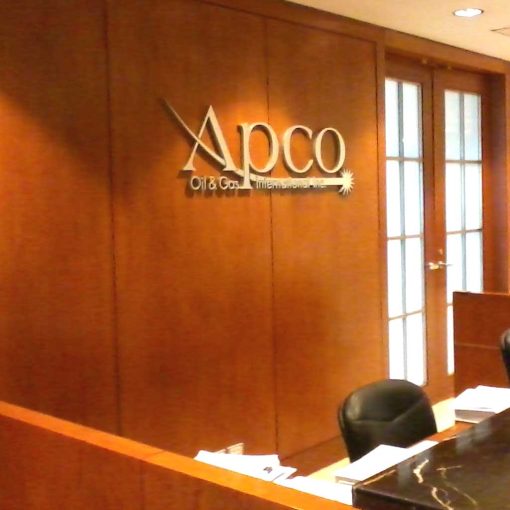 Logo en pared de madera - Apco