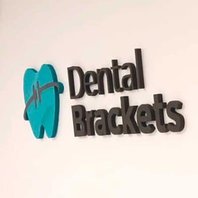 Logo en pared consultorio odontologico - Dental Brackets