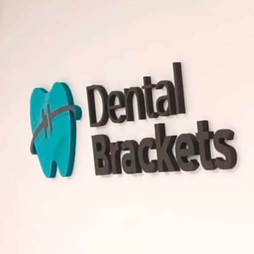 Logo en pared consultorio odontologico - Dental Brackets