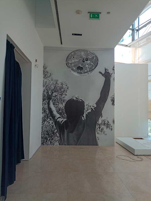 Montaje de las fotografías de la exposición de Gyula Kosice en el Malba