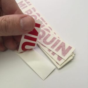 Muestra de vinilo de corte rojo con transfer de papel