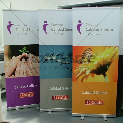 Portabanner Roll-Up institucional con banner impreso en lona blackout