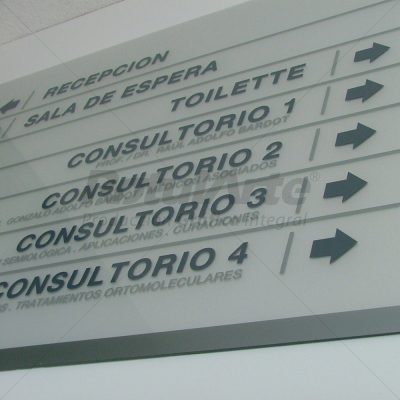 Carteles de señalizacion realizados en vinilo de corte autoadhesivo