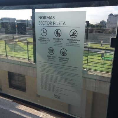Señalizacion en vinilo esmerilado sobre vidrio