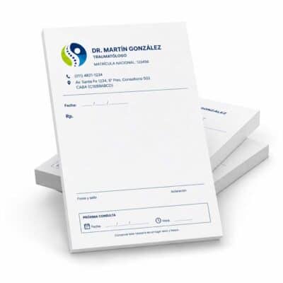 Diez talonarios de recetarios médicos apilados, 100 hojas cada uno, impresión full color personalizada lista para entrega