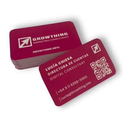 "Foto de tarjetas personalizadas impresas en full color, con acabado doble faz y laminadas para mayor durabilidad."