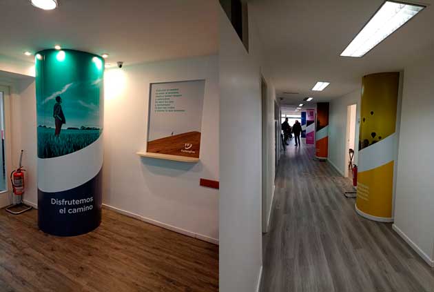 Columnas decoradas con vinilos en las oficinas de Furlong Fox.