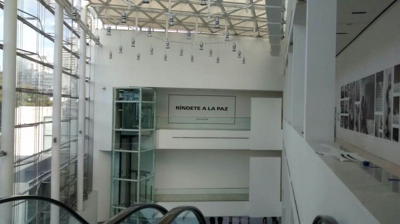 Yoko Ono en el Museo Malba - Pared Vinilo Mate
